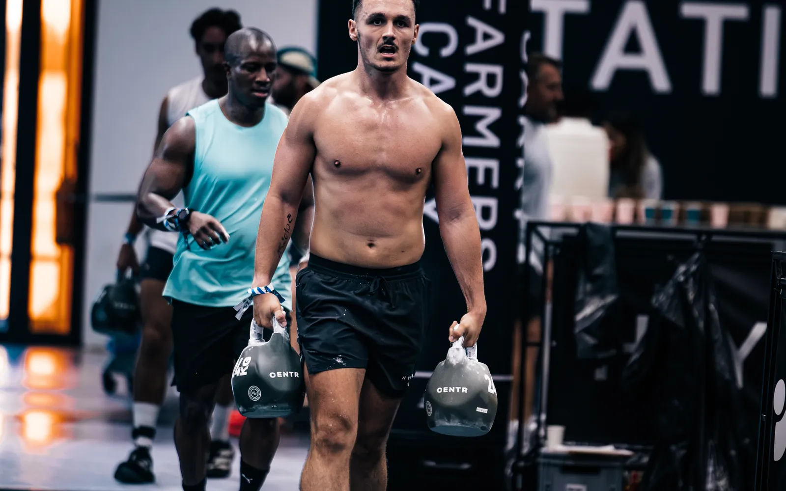 Titouan, kettlebells en main, sur une course