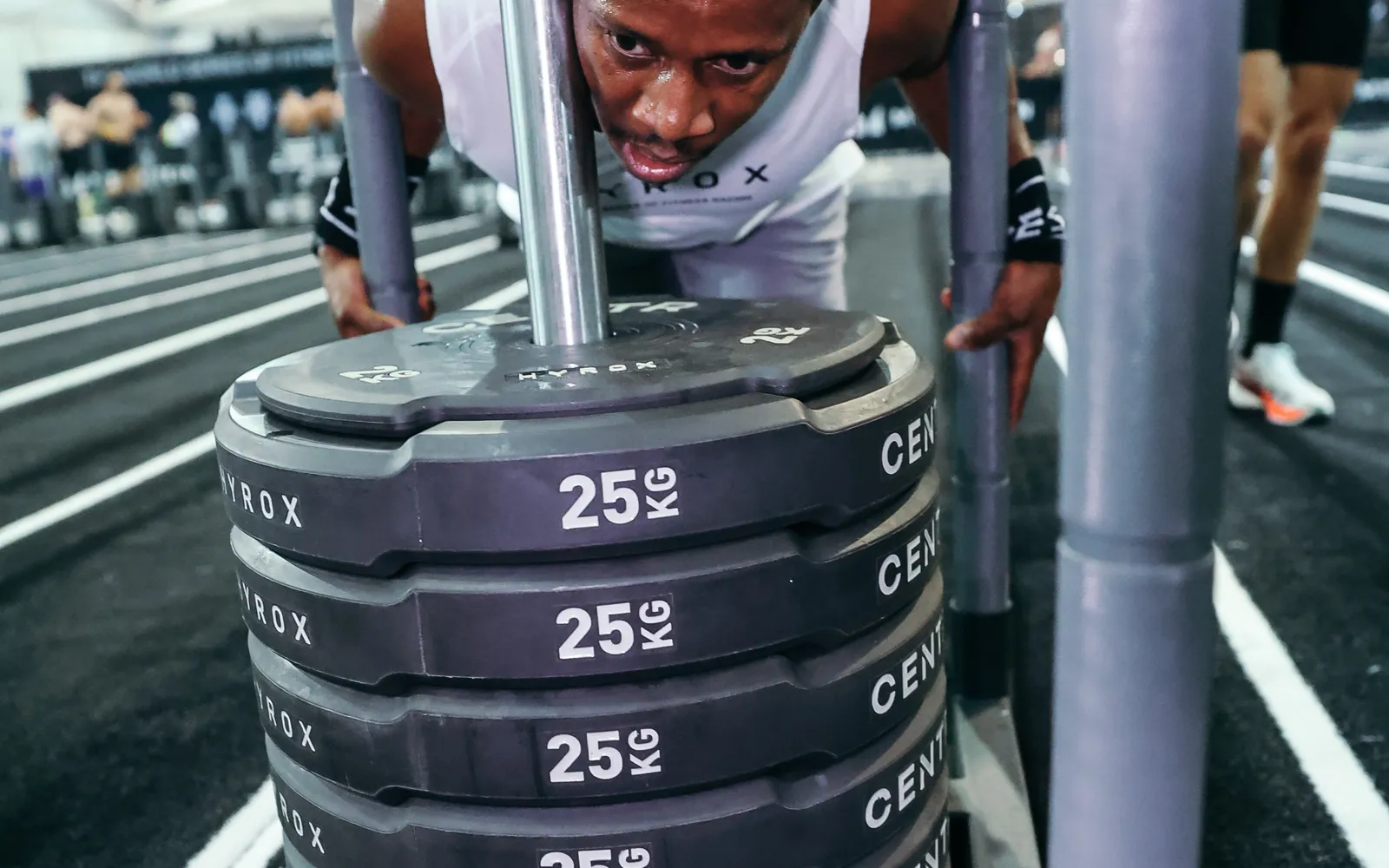 Omar au sled push, en course HYROX