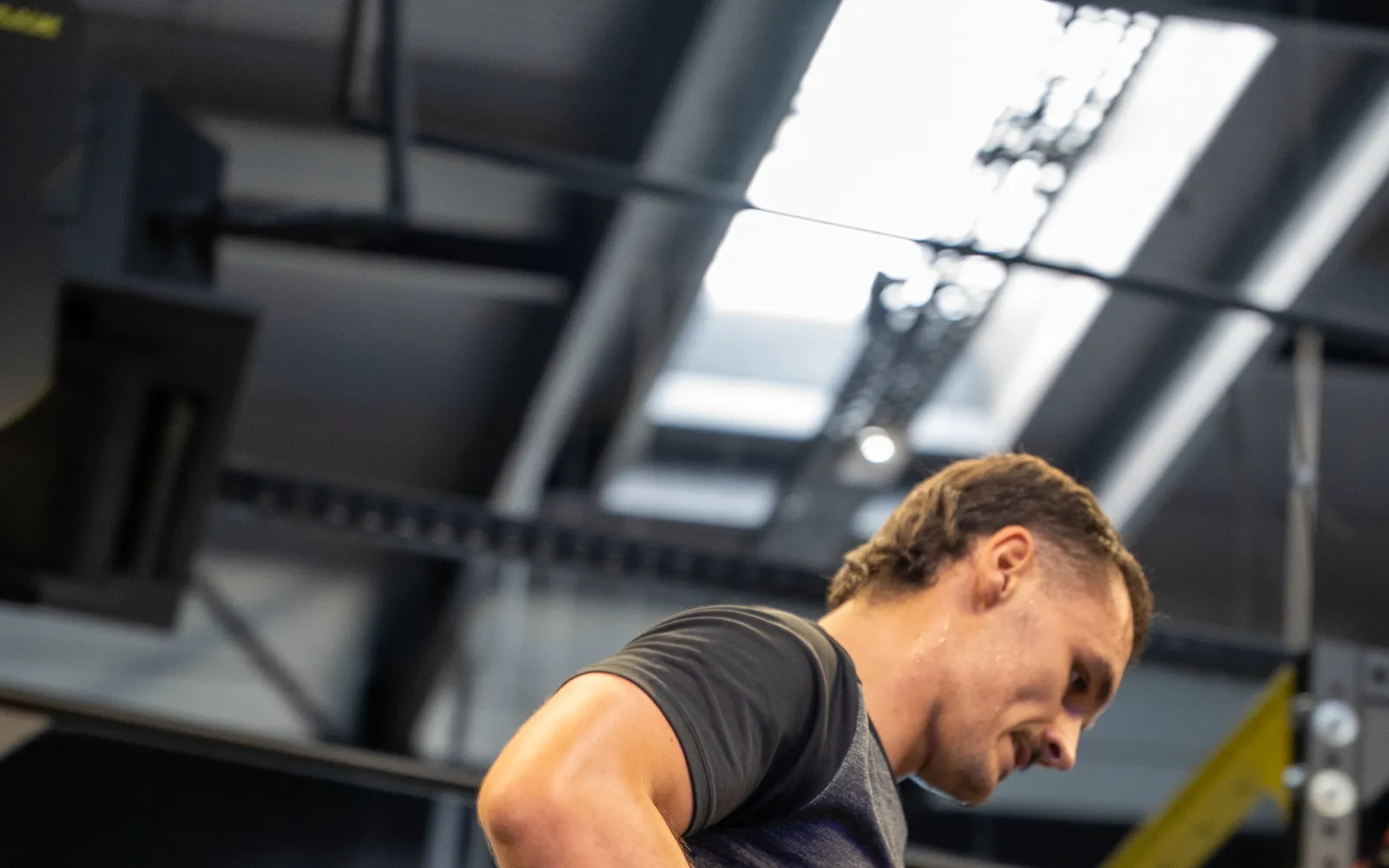 Titouan sous la barre, à la salle