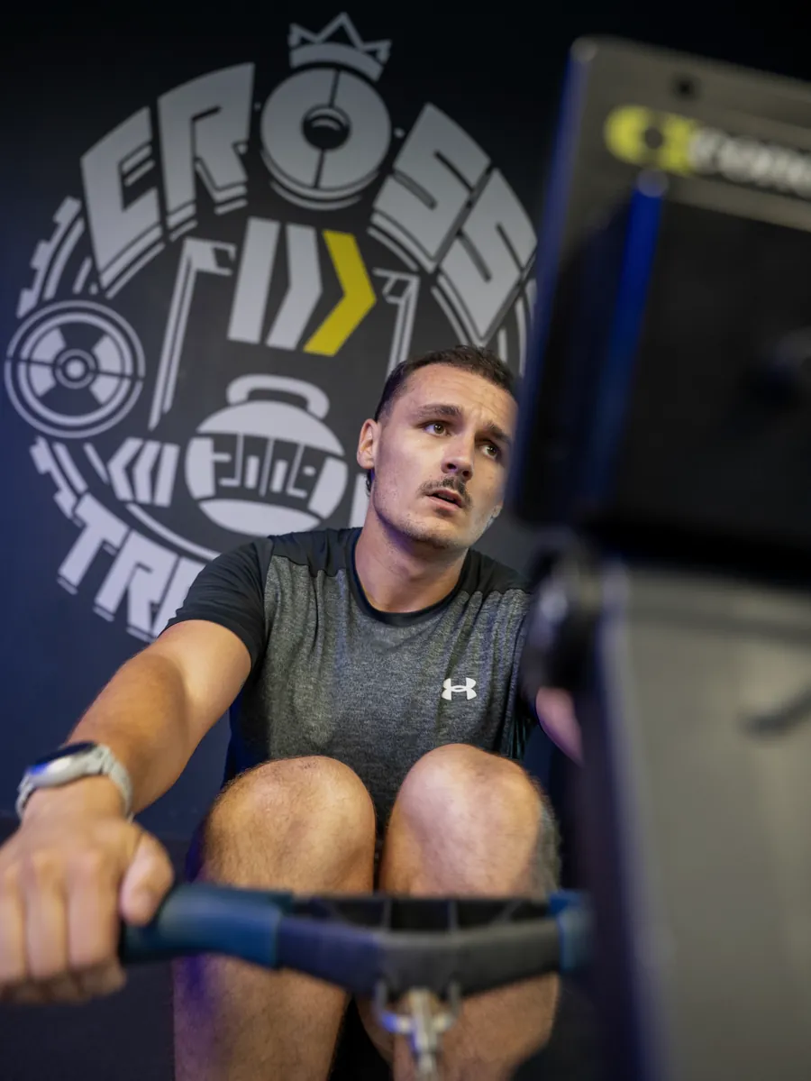Diego à l'entraînement, concentré sur le rameur