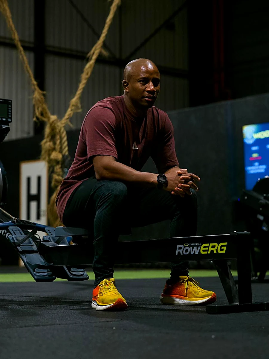 Omar, coach performance, assis sur un rameur Concept2
